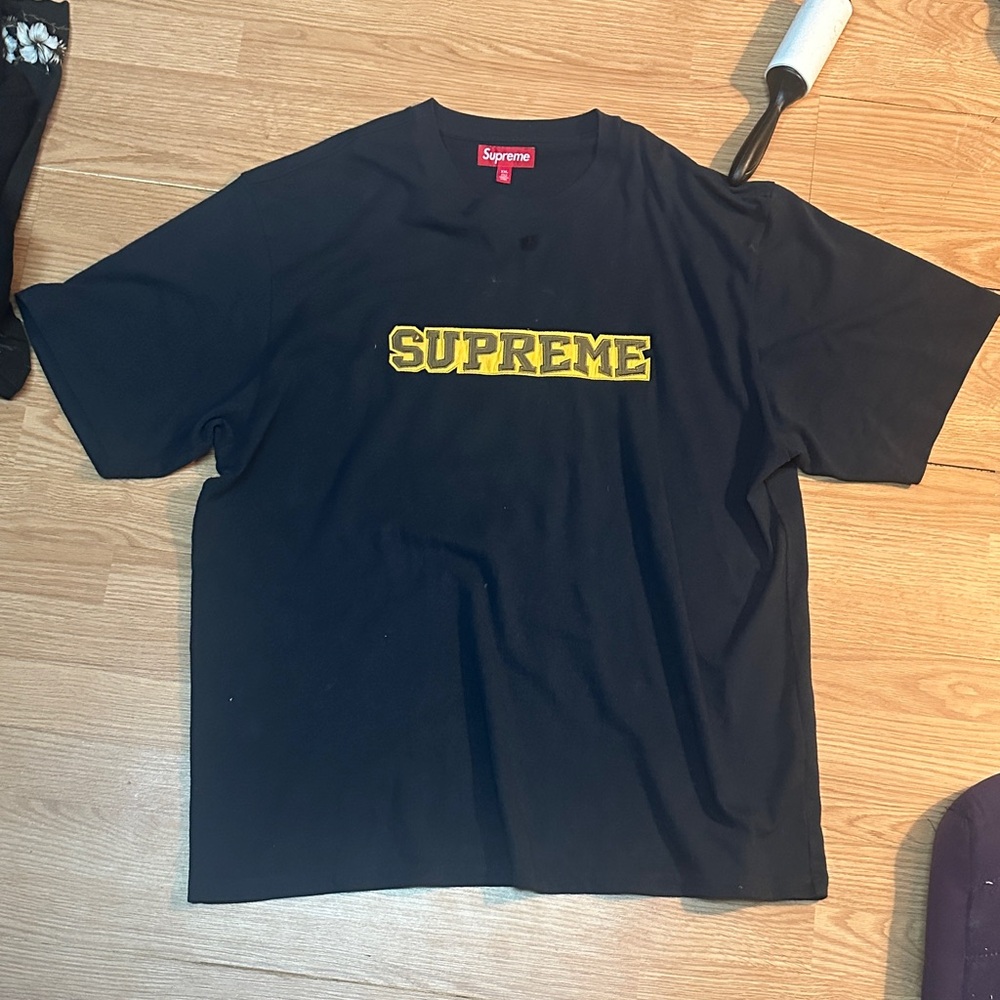 Baggy skater Supreme Black Tee with Yellow Branding